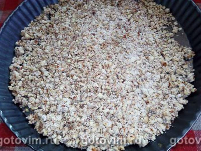 Десерт із полуниці з желе, сиром і мигдальною крихтою