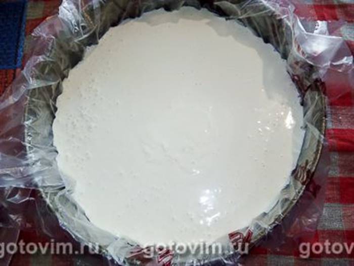 Десерт із полуниці з желе, сиром і мигдальною крихтою