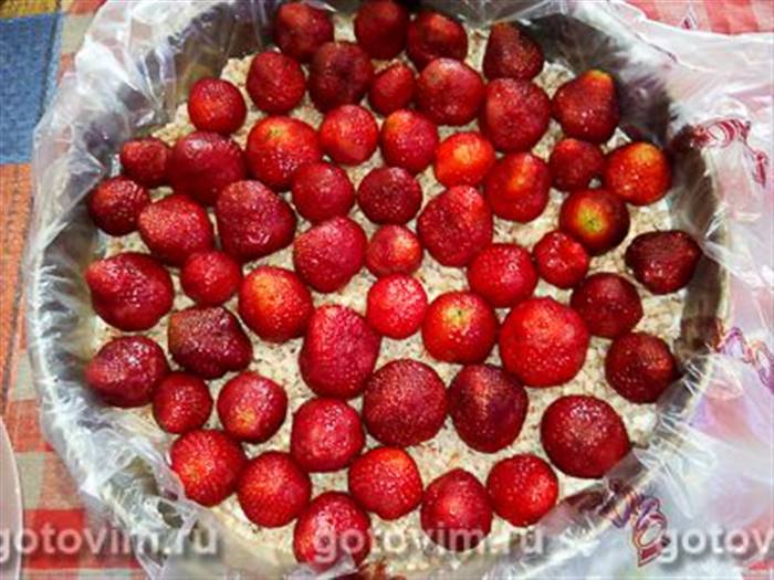 Десерт із полуниці з желе, сиром і мигдальною крихтою