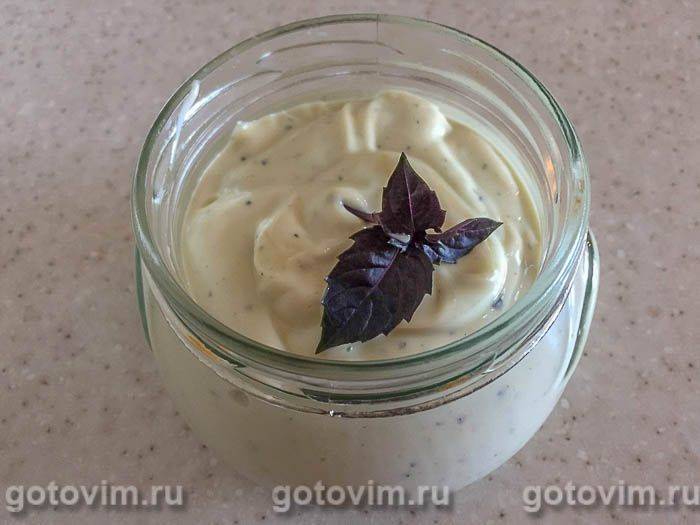 Домашній майонез на перепелиних яйцях із часником і базиліком. Фотографія рецепта