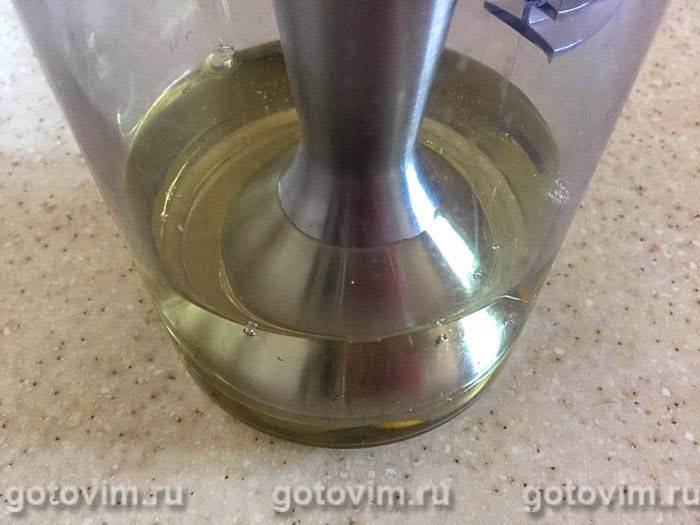 Домашній майонез на перепелиних яйцях із часником і базиліком