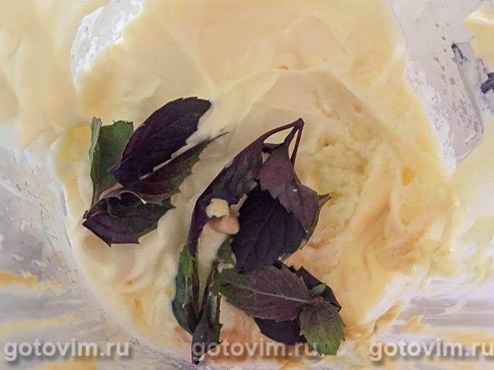 Домашній майонез на перепелиних яйцях з часником і базиліком