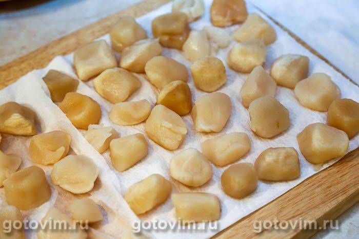 Гребінці в соусі з шампанського та червоної ікри