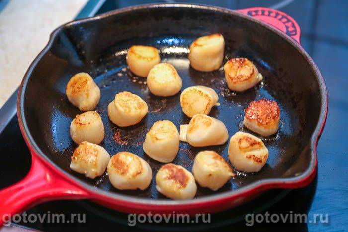 Гребінці в соусі з шампанського та червоної ікри