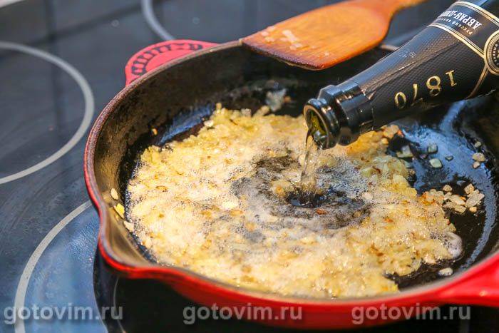 Гребінці в соусі з шампанського і червоної ікри