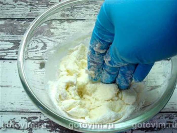 Великодні прикраси - цукрові яйця в шоколадному гніздечку