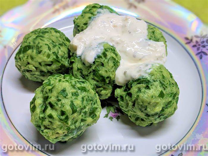 Кльоцки зі шпинату з часниковим соусом. Фотографія рецепта