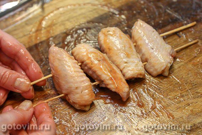 Курячі крильця на шпажках у духовці