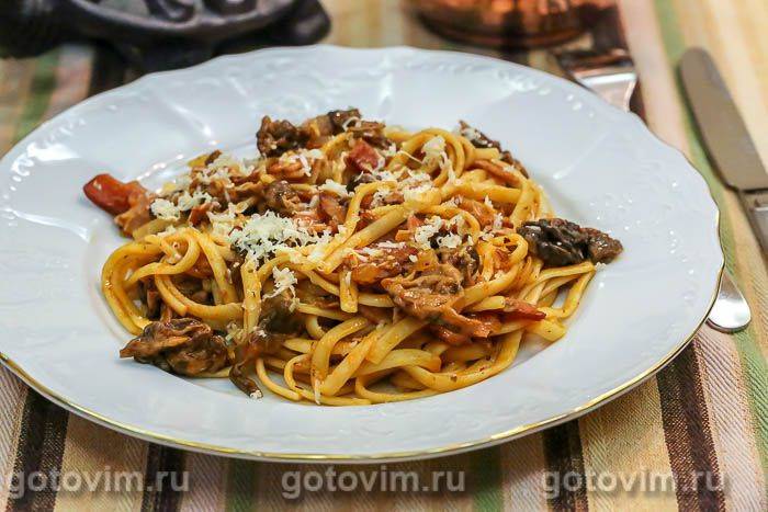 Макарони в томатному соусі з рядками та беконом. Фотографія рецепта