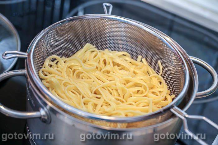 Макарони в томатному соусі з рядками та беконом