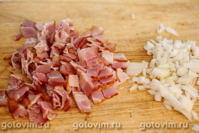 Макарони в томатному соусі з рядками та беконом