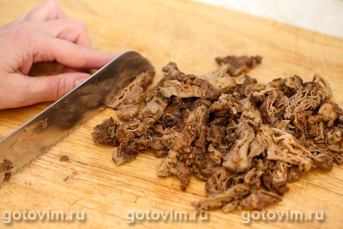 Макарони в томатному соусі з рядками та беконом