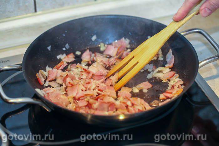 Макарони в томатному соусі з рядками та беконом