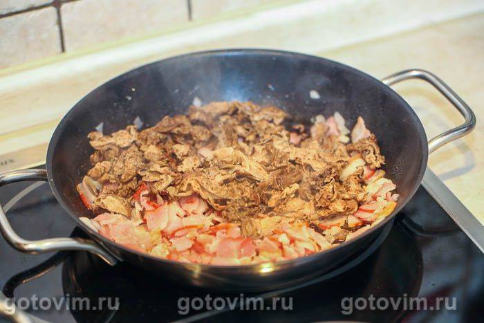 Макарони в томатному соусі з рядками та беконом