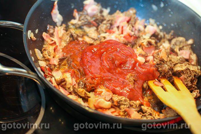 Макарони в томатному соусі з рядками та беконом