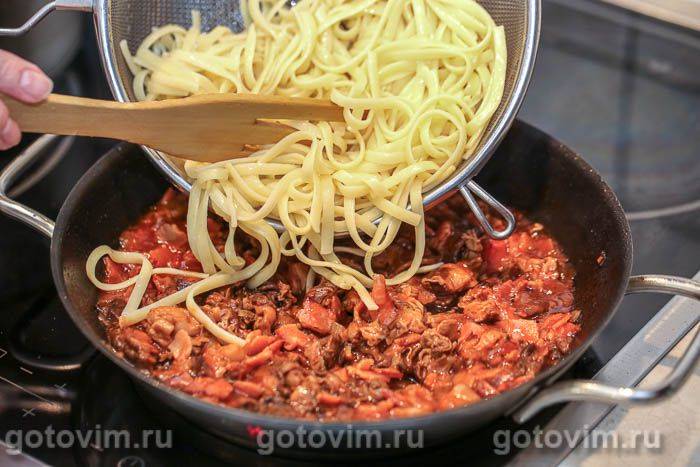 Макарони в томатному соусі з рядками та беконом